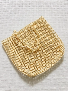 Détail du sac cabas perlé beige tissé à la main avec des perles en résine polie