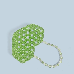 Vue détaillée du sac à main vert tissé à la main en perles acryliques et perles blanches