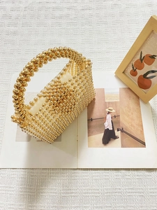 Sac à main panier perlé doré fait main avec une structure moderne en maille tissée