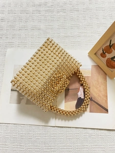 Sac à main panier en perles fait main avec treillis géométrique doré pour les soirées