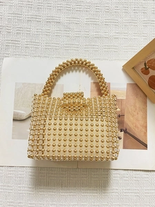 Sac à main artisanal orné de perles dorées et transparentes pour des soirées chics