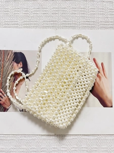 Sac à bandoulière élégant en perles blanches tressées à la main avec design carré
