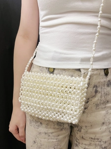 Sac à bandoulière carré chic en perles crème fait main avec bandoulière design texturée