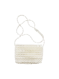 Détail du tissage de perles sur un petit sac carré blanc avec bandoulière élégante