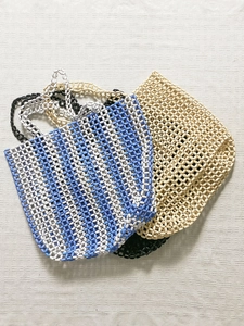 Sacs paniers faits main en perles de différentes couleurs pour les vacances à la plage