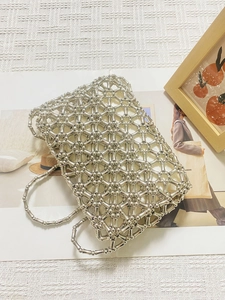 Sac à main fait main en perles argentées tressées avec motifs géométriques ajourés