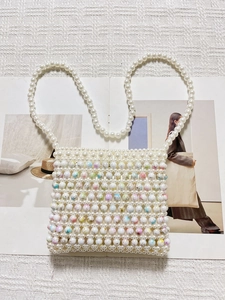 Sac à main artisanal en perles blanches avec accents colorés de texture marbrée