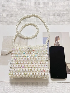 Sac à bandoulière exquis perlé à la main avec perles marbrées colorées sur fond blanc