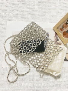 Sac à bandoulière en perles métalliques argentées avec pochette satinée pour smartphone