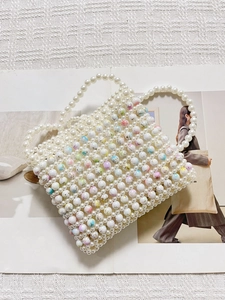 Sac à main artisanal en perles tissées avec perles colorées sur tissu blanc