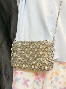 Sac bandoulière en perles métalliques argentées avec grille géométrique évidée