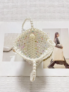 Sac à main en perles crème fait main avec détails colorés et poignée supérieure élégante