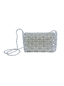 Détail du sac bandoulière en perles argentées avec motif de grille et longue lanière
