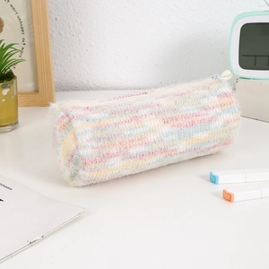 Vue détaillée de la trousse en peluche rayée colorée avec fermeture éclair douce