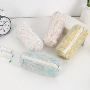 Trousse à crayons en peluche tricotée cylindrique avec fermeture éclair blanche et texture douce