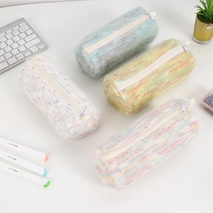 Lot de 4 trousses à crayons cylindriques en peluche avec poignée de transport pratique