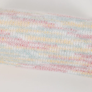 Gros plan du tissu tricoté rayé arc-en-ciel à texture mohair douce pour trousses scolaires