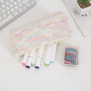 Trousse à crayons arc-en-ciel en maille montrant sa grande capacité de rangement stylos