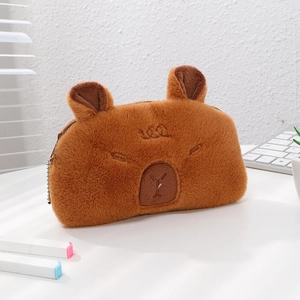 Détail de la trousse capybara en peluche douce avec fermeture éclair et broderie fine