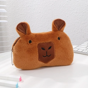 Détail d'une trousse Capybara en peluche douce avec fermeture éclair en métal