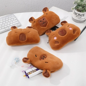 Détails des trousses Capybara en peluche avec broderies mignonnes et textures douces