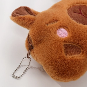 Vue détaillée de la trousse Capybara en peluche avec fourrure douce et détails du zip