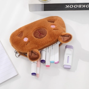 Gros plan d'une trousse d'ours en peluche marron avec fourrure douce et broderies