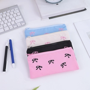 Astucci in tela con ricamo a fiocco in rosa, nero, crema e blu con chiusura a zip