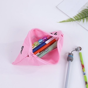 Dettaglio dell'astuccio in tela rosa con cerniera e scomparto per la cancelleria