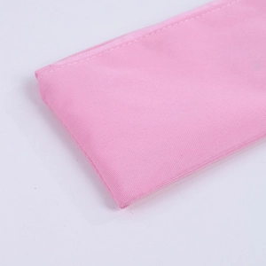 Dettaglio ravvicinato della trama in tessuto rosa e della cerniera dell'astuccio