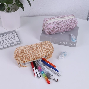 Détails de trousses en peluche léopard douces en rose et kaki avec fermetures éclair argentées