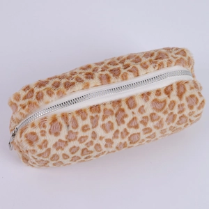 Détail de la trousse de maquillage léopard en peluche avec fermeture éclair métallique