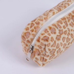 Gros plan d'une trousse en peluche léopard montrant la fourrure douce et la fermeture éclair