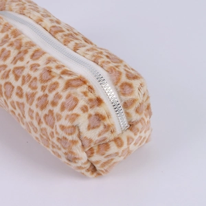 Gros plan sur la trousse en peluche léopard avec fermeture éclair blanche robuste