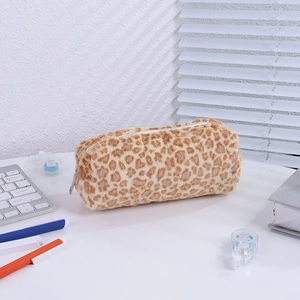 Détail de la trousse douce à motif léopard avec fermeture éclair fluide pour fournitures