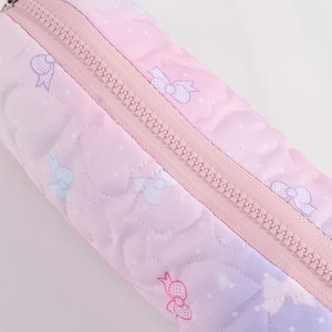 Dettaglio dell'astuccio rosa con trapuntatura a cuore e motivi a fiocco carini