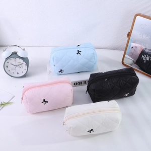 Trousse de maquillage matelassée à nœud en quatre couleurs avec fermeture éclair