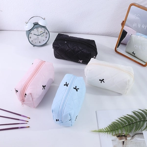 Lot de trousses à maquillage matelassées avec nœud en noir, rose, bleu et blanc nacré