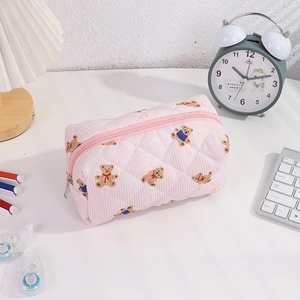 Détail de la trousse à rayures roses avec motif d'ours et fermeture éclair robuste