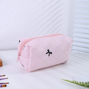 Détails de la trousse de toilette matelassée rose avec broderie nœuds et fermeture