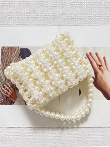Elegante weiße Handtasche aus Kunstperlen mit 3D-Rosenmustern und Perlengriff