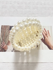 Minimalistische Handtasche aus weißen Kunstperlen mit edlem Rosenmuster und Perlengeflecht