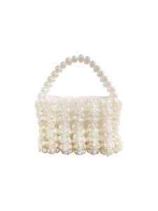 Detail der weißen Perlenhandtasche mit 3D-Harzrosen und elegantem Perlengriff