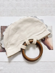 Handgefertigte Tasche mit irisierenden Pailletten, Holzgriffen und Perlenverzierung