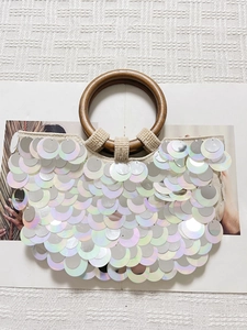 Schicke silberne Abendtasche mit schillernden Pailletten und rundem Holzgriff