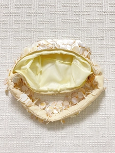 Sac à main en perles de nacre avec fermeture éclair dorée pour soirées élégantes