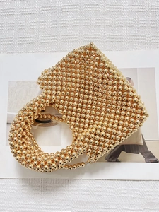 Sac à main tissé de perles dorées exquises avec poignée intégrée et fini métallique brillant