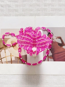 Sac à bandoulière rose en forme de cœur avec perles sur fond de magazine de mode