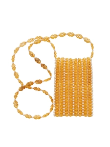 Vue détaillée du sac à téléphone perlé à la main avec perles ambre et blanches