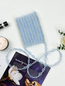 Détail du sac bandoulière perlé en cristal bleu et perles blanches pour téléphone mobile